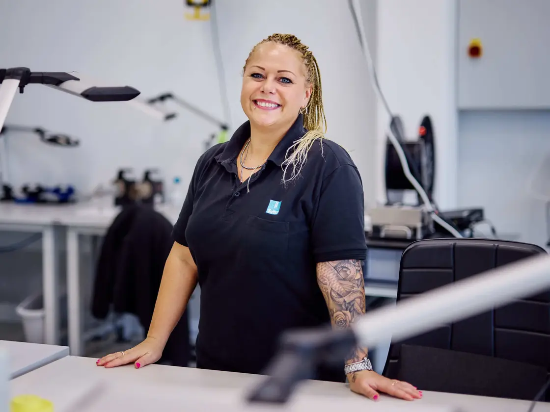 Sutter-Teamleiterin Jessica Busch-Produktion-Medizintechnik-2025 (c) Jörg Wilhelm.jpg Porträt einer lächelnden Mitarbeiterin bei Sutter Medizintechnik in der Produktion – Engagement und Präzisionsarbeit in der Medizintechnikfertigung.