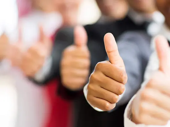 Sutter-Kununu-Top-Company-2023-Arbeitgeberbewertung.jpg Mehrere Daumen hoch – Symbolbild für Mitarbeiterzufriedenheit, Teamgeist und die Auszeichnung Kununu Top Company 2023 für Sutter Medizintechnik.