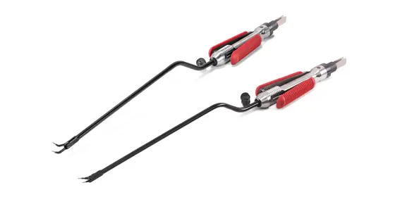 Zwei Calvian endo-pen bipolare Klemmen mit schwarzem Schaft und rotem Griffbereich vor weißem Hintergrund.