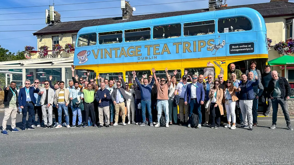 Sutter-Partnermeeting-SDC 2024-Dublin-Teambuilding.jpg Teilnehmer des internationalen Sutter-Partnermeetings SDC 2024 vor dem legendären Vintage Tea Bus in Dublin – gemeinsam für Innovation und Kooperation.