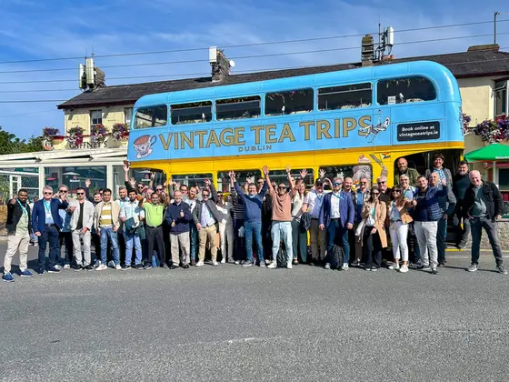 Sutter-Partnermeeting-SDC 2024-Dublin-Teambuilding.jpg Teilnehmer des internationalen Sutter-Partnermeetings SDC 2024 vor dem legendären Vintage Tea Bus in Dublin – gemeinsam für Innovation und Kooperation.