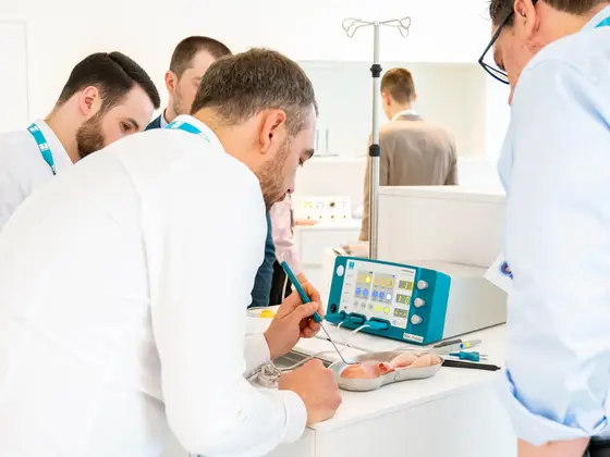 Training-at-Sutter-Radiofrequenzchirurgie-CURIS-Workshop.jpg Teilnehmer des Training@Sutter Programms üben die Anwendung des CURIS® 4 MHz Radiofrequenz-Generators in einem praktischen Workshop.