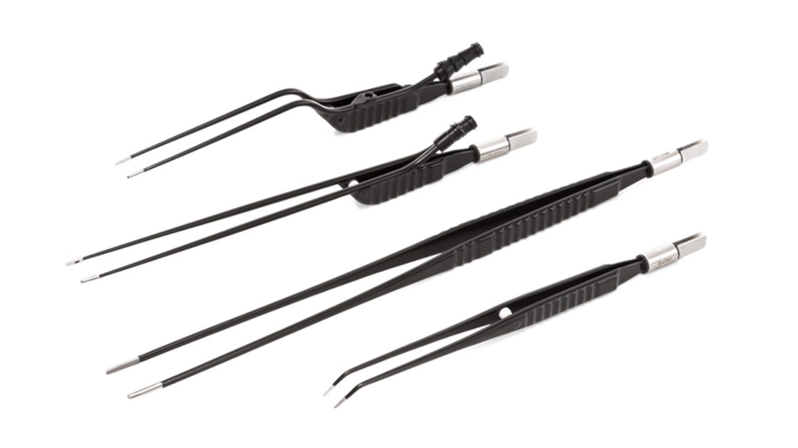 Vier schwarze classic bipolare Pinzetten in unterschiedlichen Formen und Längen vor weißem Hintergrund.