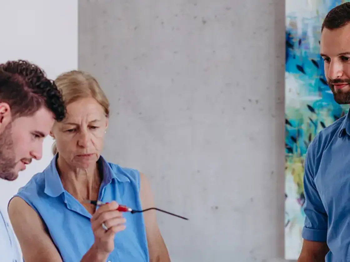 sutter-teambesprechung-entwicklung-karriere.jpg Vier Mitarbeitende von Sutter Medizintechnik bei einer Besprechung – Austausch über Entwicklungsprojekte in kollegialer Atmosphäre