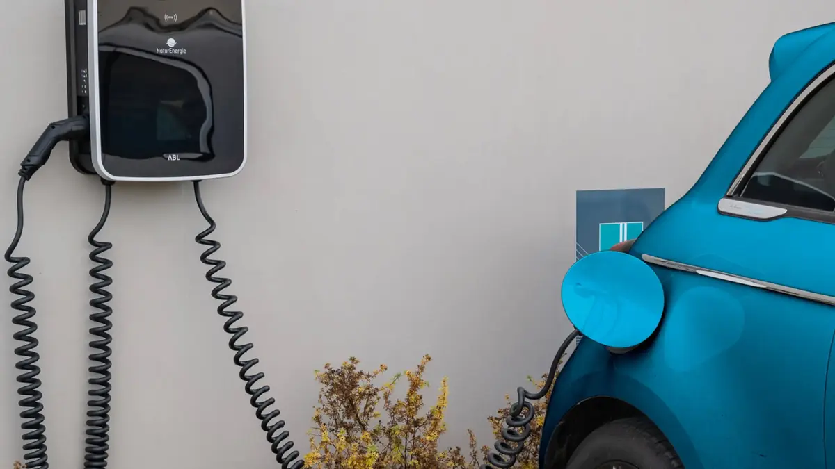 Elektroauto-Ladestation-Nachhaltige-Mobilität-Sutter.jpg Elektroauto an einer Wallbox-Ladestation – Symbol für nachhaltige Mobilität und den Klimaschutz bei Sutter Medizintechnik.