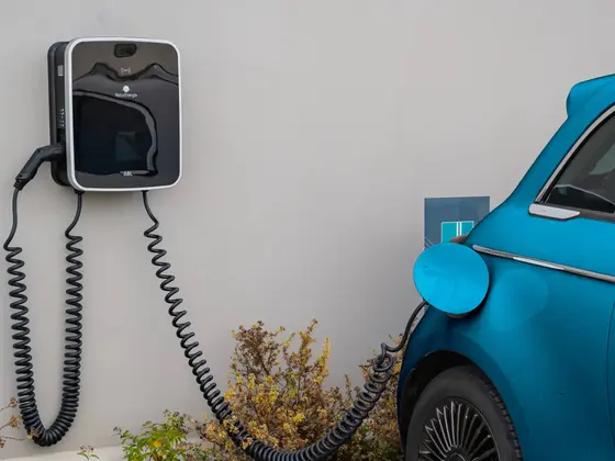 Elektroauto-Ladestation-Nachhaltige-Mobilität-Sutter.jpg Elektroauto an einer Wallbox-Ladestation – Symbol für nachhaltige Mobilität und den Klimaschutz bei Sutter Medizintechnik.