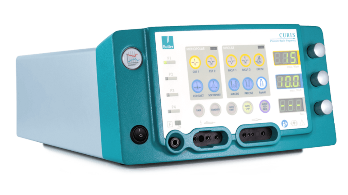 CURIS® 4 MHz Radiofrequenz-Generator von Sutter Medizintechnik in schräger Vorderansicht, mit Display, Bedienelementen und Anschlussbuchsen.