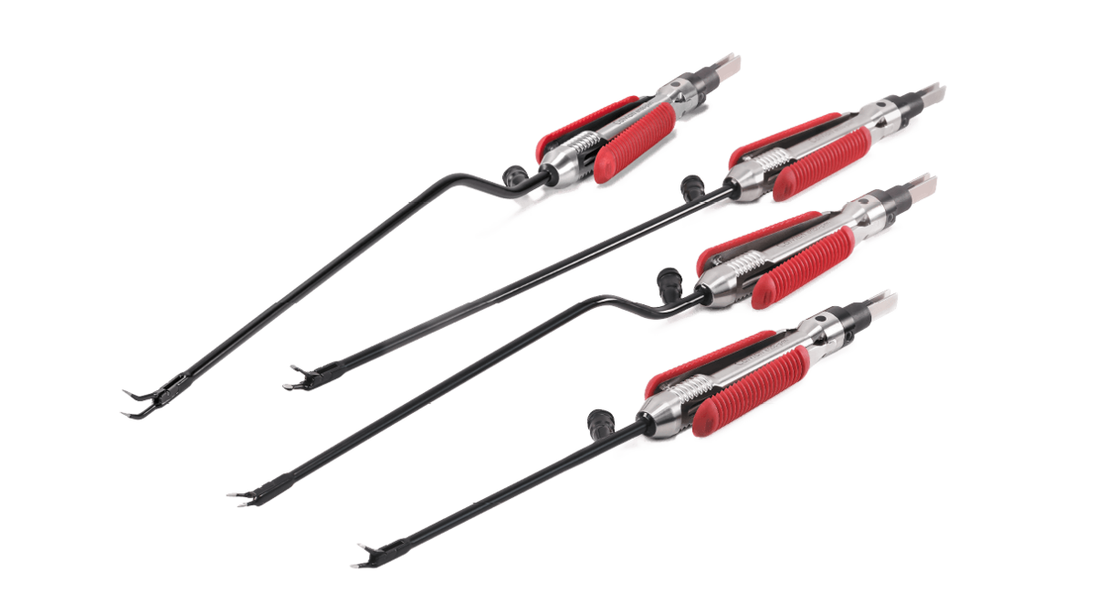 Vier Calvian endo-pen bipolare Klemmen mit schwarzem Schaft und rotem Griffbereich auf weißem Hintergrund.