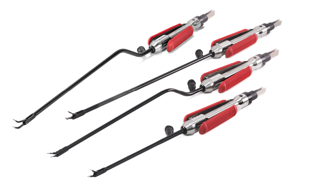 Vier Calvian endo-pen bipolare Klemmen mit schwarzem Schaft und rotem Griffbereich auf weißem Hintergrund.