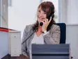 sutter-mitarbeiterin-telefon-empfang.jpg Mitarbeiterin von Sutter Medizintechnik sitzt am Schreibtisch und telefoniert – Empfangsbereich des Unternehmens