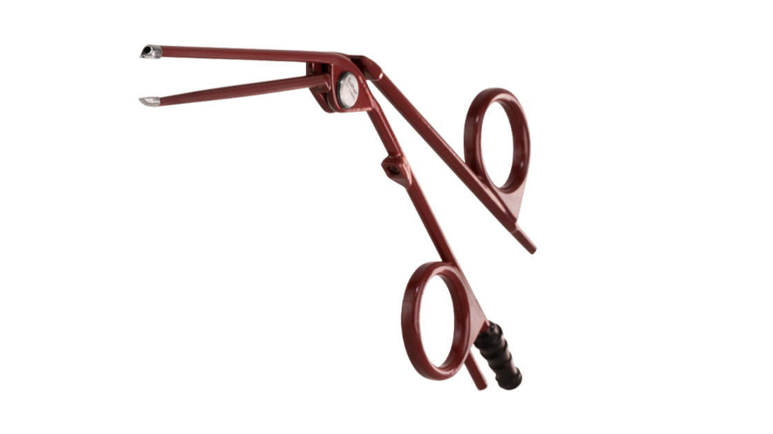 Bipolare Schere mit gebogener Spitze und isoliertem roten Griff, geeignet für präzise chirurgische Schnitte und gleichzeitige Koagulation.