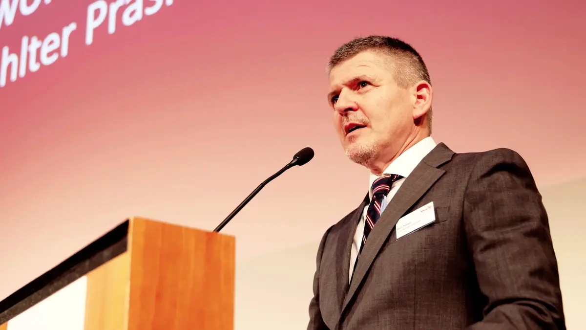 Bert-Sutter-wvib-Praesident-Rede.jpg Bert Sutter, neuer Präsident des wvib, bei seiner Antrittsansprache – Engagement für die regionale Wirtschaft.