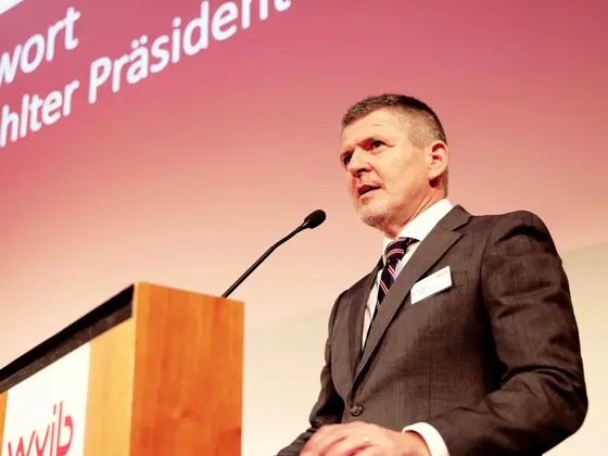 Bert-Sutter-wvib-Praesident-Rede.jpg Bert Sutter, neuer Präsident des wvib, bei seiner Antrittsansprache – Engagement für die regionale Wirtschaft.