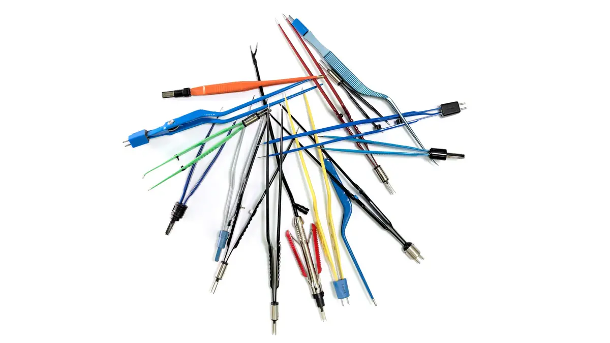 Verschiedene farbige bipolare Pinzetten für elektrochirurgische Eingriffe, in einem Bündel angeordnet.