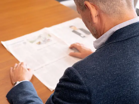 Bert-Sutter-Zeitungsartikel-Sutter-Presse.jpg Bert Sutter liest einen Zeitungsartikel über Sutter Medizintechnik – aktuelle Berichterstattung zum Unternehmen.