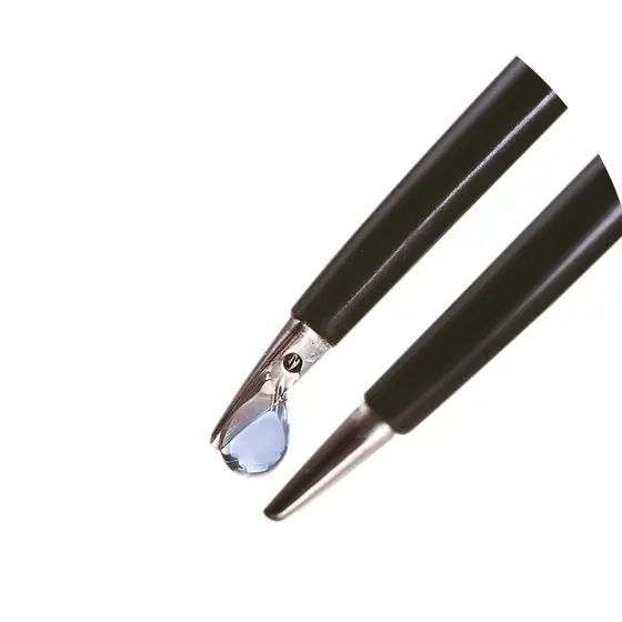 Nahaufnahme der metallischen Spitze einer Classic bipolaren Spülpinzette mit schwarzem Schaft vor weißem Hintergrund.