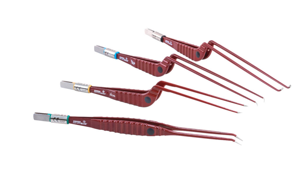 Vier rote SuperGliss bipolare Pinzetten mit abgewinkelter Spitze in unterschiedlichen Längen vor weißem Hintergrund.