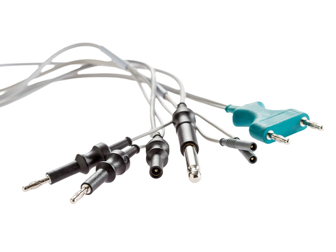 Bipolare Kabel mit unterschiedlichen Anschlusssteckern, geeignet für den Einsatz mit elektrochirurgischen Geräten, auf weißem Hintergrund.
