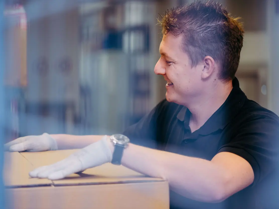 sutter-logistik-mitarbeiter-paketversand.jpg Mitarbeiter in der Logistikabteilung von Sutter Medizintechnik beim Verpacken und Versenden von Produkten – zuverlässig und engagiert