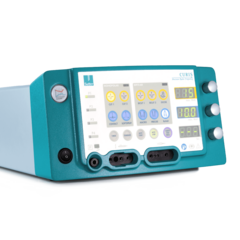 Linke Seitenansicht des CURIS® 4 MHz Radiofrequenz-Generators mit gut sichtbarem Bedienfeld, Drehreglern, Display und Anschlüssen für verschiedene chirurgische Instrumente.
