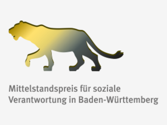Logo mit stilisiertem Löwen und dem Schriftzug „Mittelstandspreis für soziale Verantwortung in Baden-Württemberg“.