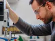 sutter-entwicklung-mitarbeiter-bei-der-arbeit.jpg Ein Mitarbeiter von Sutter Medizintechnik arbeitet konzentriert an einem medizinischen Instrument in der Feinmechanik – Fokus auf Präzision und Qualität