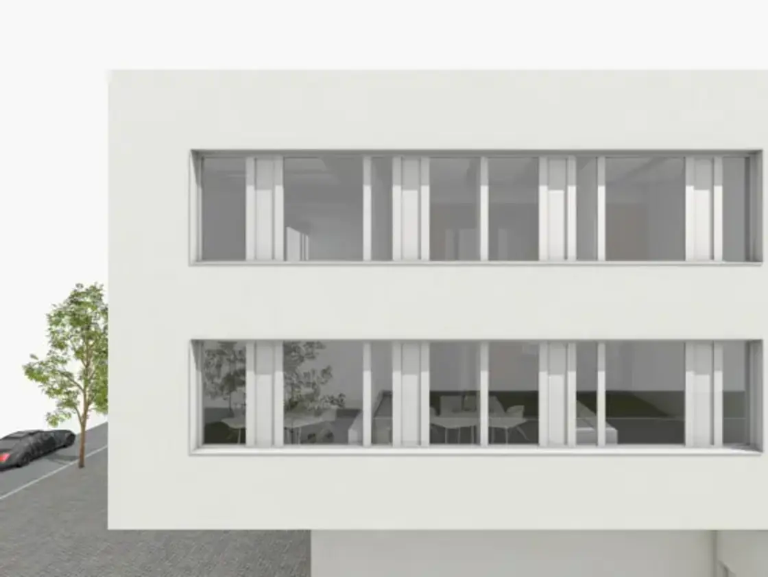 Sutter-Gebäude-Visualisierung-Fassade-Nordseite.jpg Digitale Architekturvisualisierung der Nordseite des Sutter-Gebäudes mit zwei Fensterreihen, Blick in modern eingerichtete Innenräume und einem Baum auf dem Vorplatz.