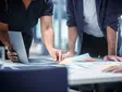 sutter-teamwork-projektplanung.jpg Nahaufnahme von Teammitgliedern bei der gemeinsamen Projektplanung – Strategiemeeting mit Unterlagen und Laptop