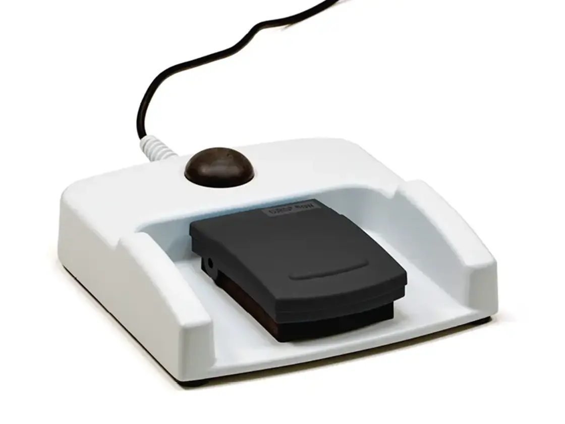 Schwarzer Fußschalter in weißer Halterung mit Kabelanschluss, kompatibel mit der CURIS® flow Spülpumpe.