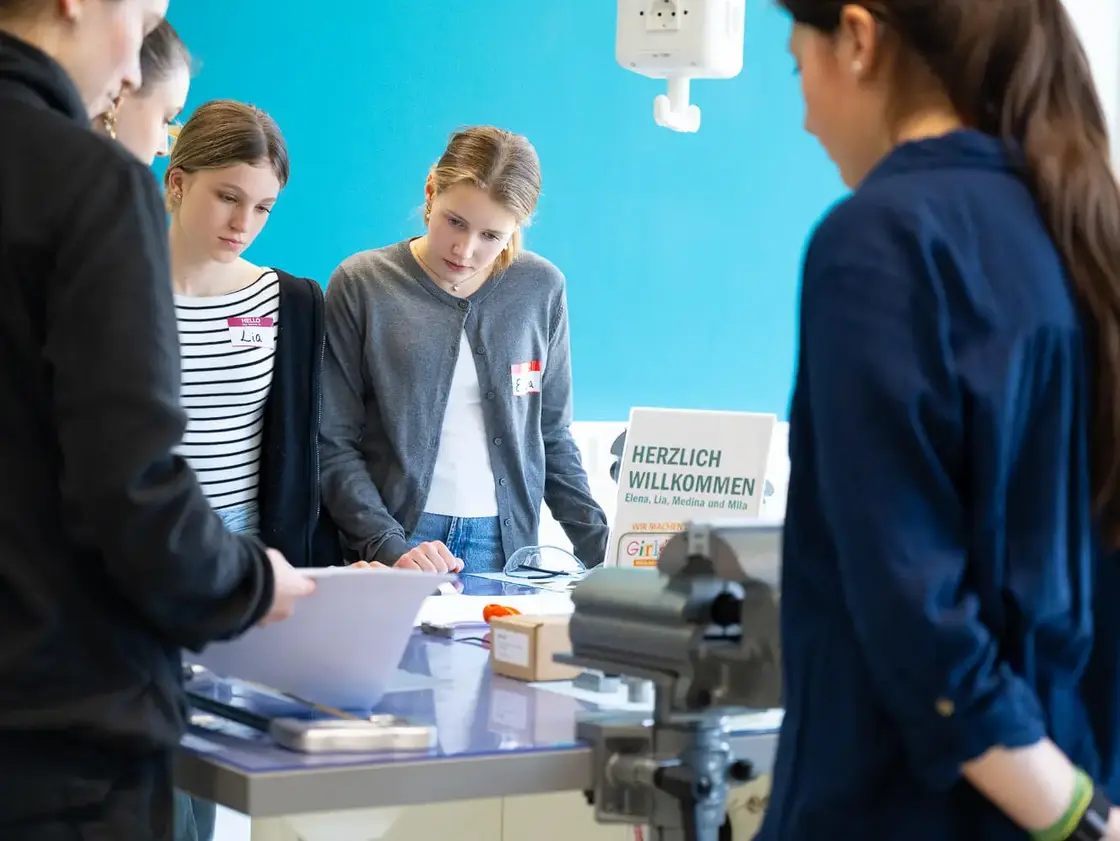 Sutter-Girls-Day-2025-Begrüßung-Workshop.jpg Girls’ Day 2025 bei Sutter Medizintechnik: Teilnehmerinnen werden herzlich zum Workshop begrüßt und eingewiesen.