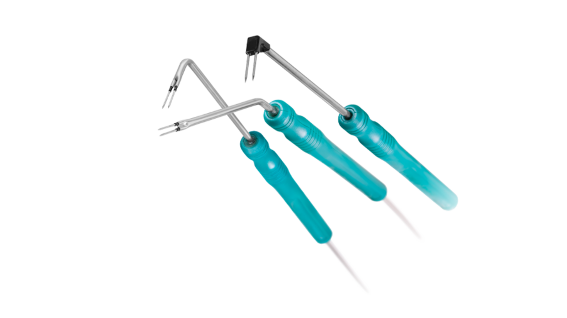 Drei bipolare Elektroden mit blauem Handgriff und verschiedenen Spitzenformen auf weißem Hintergrund