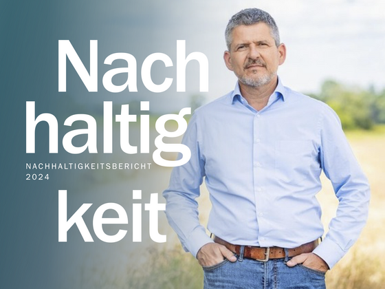 Titelbild des Sutter Nachhaltigkeitsberichts 2024. Im Vordergrund steht eine Person in hellblauem Hemd und Jeans vor einer natürlichen Landschaft. Links sind große weiße Schriftzüge „Nachhaltigkeit“, „Präzision, Nachhaltigkeit und Kultur“ sowie das Sutter-Logo mit dem Zusatz „Precision Electrosurgery“ zu sehen.