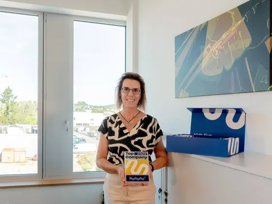 kununu-award-sutter-2022.jpg Petra Dischinger, VP Finances & HR von Sutter Medizintechnik, hält den kununu Top Company Award 2022 in den Händen – Auszeichnung für besonders gutes Arbeitgeberfeedback.