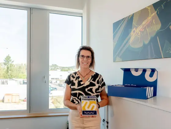 kununu-award-sutter-2022.jpg Petra Dischinger, VP Finances & HR von Sutter Medizintechnik, hält den kununu Top Company Award 2022 in den Händen – Auszeichnung für besonders gutes Arbeitgeberfeedback.