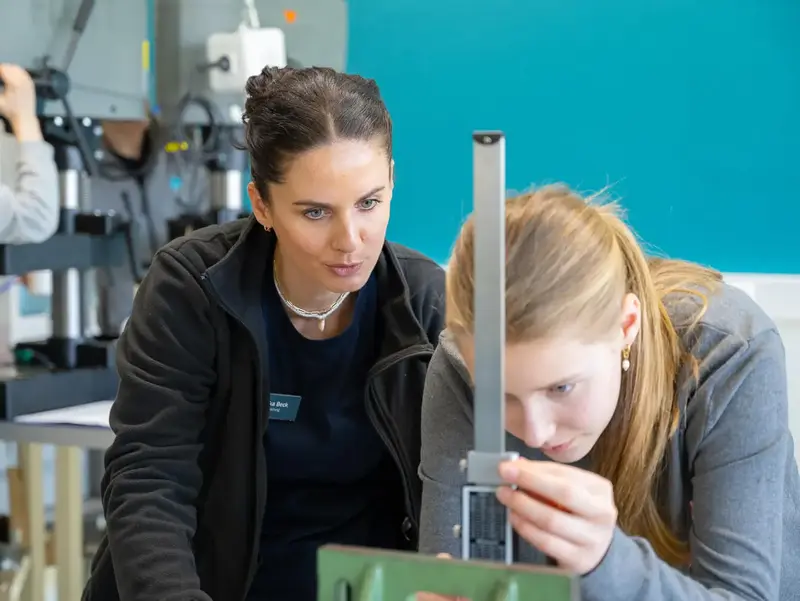 Sutter-Girls-Day-2025-Ausbilderin-Franziska-Beck.jpg Girls’ Day 2025 bei Sutter Medizintechnik: Ausbilderin Franziska Beck unterstützt eine Teilnehmerin bei einer präzisen Messaufgabe im Ausbildungsbereich.
