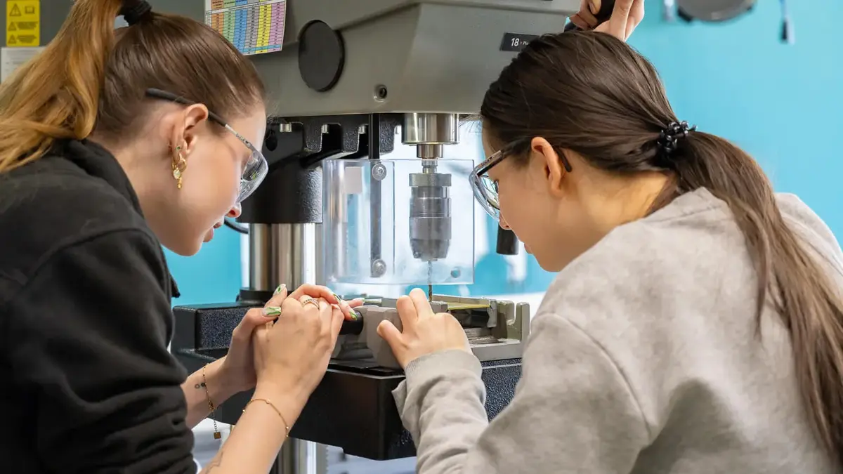 Sutter-Girls-Day-2025-Bohrmaschine-Praxis.jpg Girls’ Day 2025 bei Sutter Medizintechnik: Zwei Teilnehmerinnen üben gemeinsam an einer Bohrmaschine unter Anleitung.