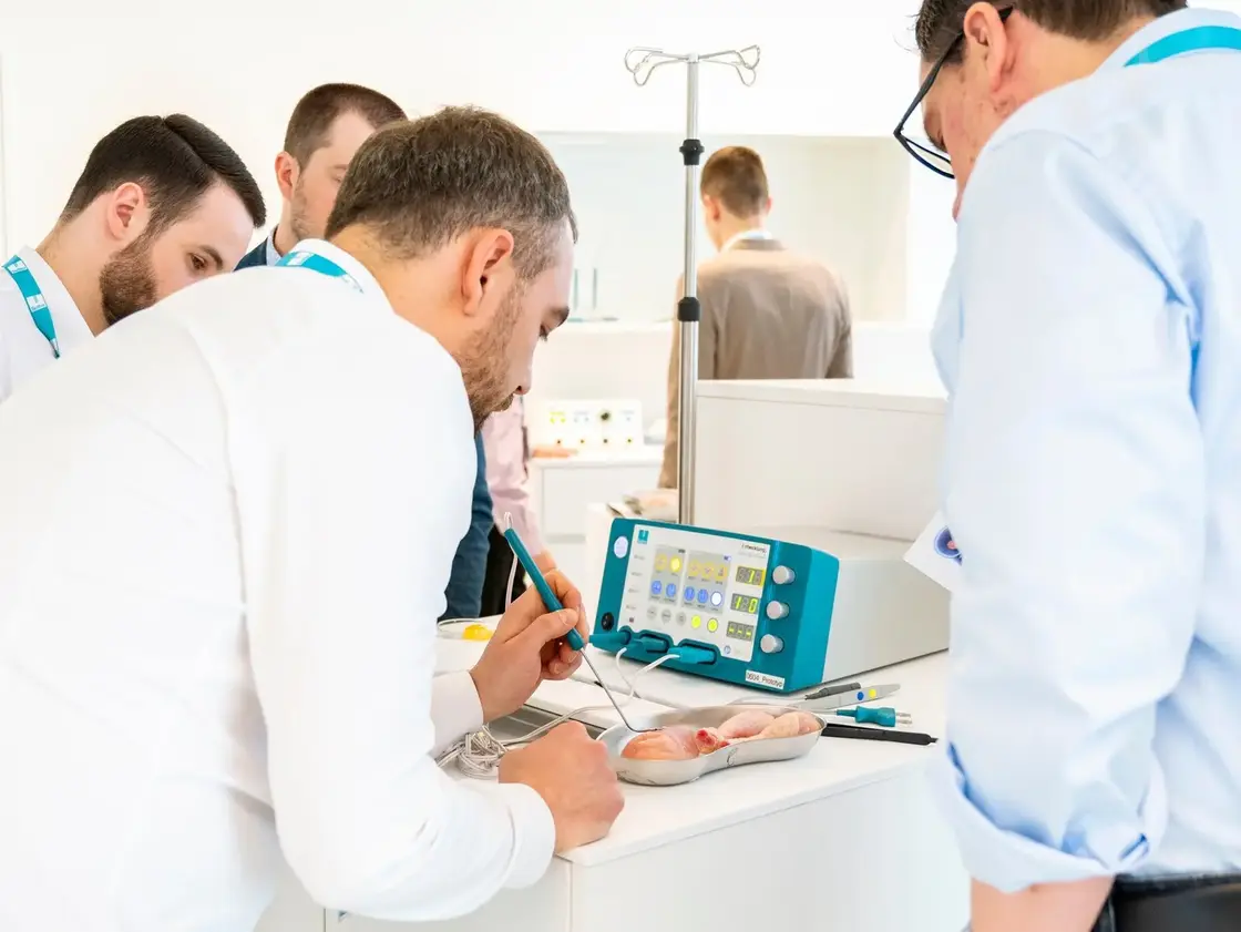 sutter-curis-einweisung-workshop.jpg Techniker und Mitarbeiter bei einer Produktschulung am CURIS® Radiofrequenz-Generator – Einweisung und Anwendungstraining bei Sutter Medizintechnik