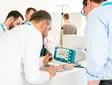 sutter-curis-einweisung-workshop.jpg Techniker und Mitarbeiter bei einer Produktschulung am CURIS® Radiofrequenz-Generator – Einweisung und Anwendungstraining bei Sutter Medizintechnik