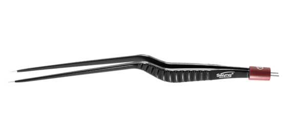 Lange schwarze bipolare Swyng Pinzette in Standardausführung mit abgewinkelter Spitze und rotem Anschluss vor weißem Hintergrund.