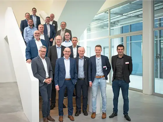 Cluster-Medizintechnik-Treffen-Sutter-2022.jpg Gruppenfoto beim Treffen des Clusters Medizintechnik Südwest 2022 bei Sutter Medizintechnik – Austausch zu Innovation und Standortentwicklung.