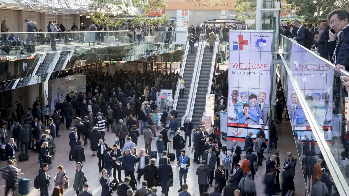 MEDICA-COMPAMED-2024-Messe-Duesseldorf-Medizintechnik.jpg Blick in die Eingangshalle der MEDICA / COMPAMED Messe in Düsseldorf mit zahlreichen Besuchern und Ausstellern – Treffpunkt der internationalen Medizintechnikbranche.