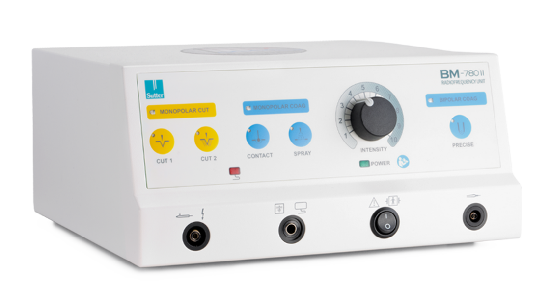 Perspektivansicht des BM-780 II Radiofrequenz-Generators mit Drehregler, Funktionsknöpfen und mehreren Anschlussmöglichkeiten für chirurgische Instrumente.
