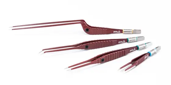 Vier rote SuperGliss non-stick bipolare Pinzetten in unterschiedlichen Ausführungen auf weißem Hintergrund