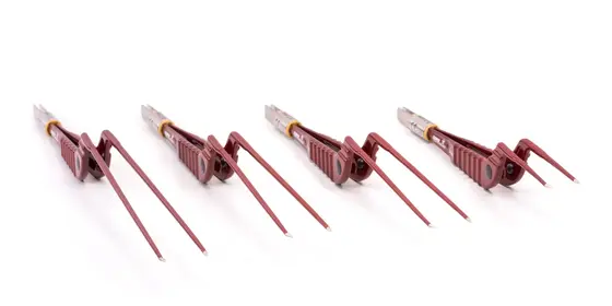 Vier rote SuperGliss non-stick zhora bipolare Pinzetten in Frontansicht auf weißem Hintergrund