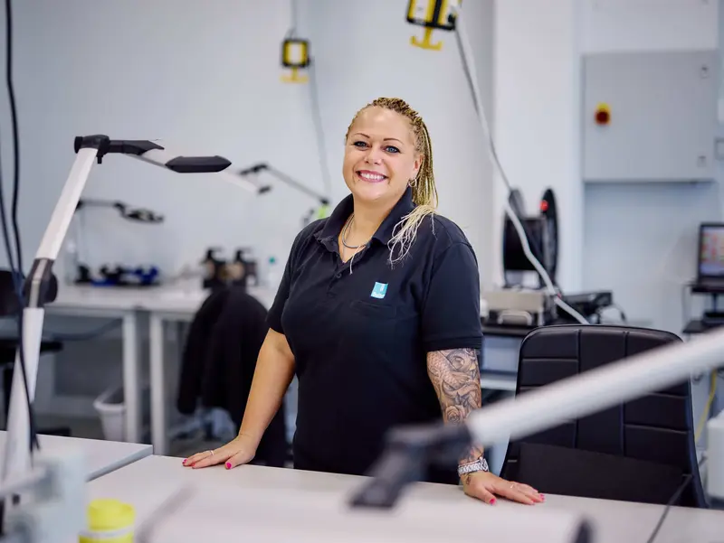 Sutter-Teamleiterin Jessica Busch-Produktion-Medizintechnik-2025 (c) Jörg Wilhelm.jpg Porträt einer lächelnden Mitarbeiterin bei Sutter Medizintechnik in der Produktion – Engagement und Präzisionsarbeit in der Medizintechnikfertigung.