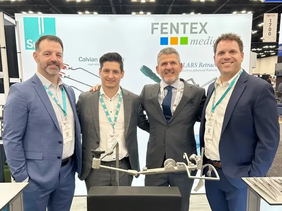 sutter-aao-hnsf-2025-indianapolis-team.jpg Das Team von Sutter USA vor dem Sutter-Stand auf der AAO-HNSF 2025 Annual Meeting & OTO EXPO℠ im Indiana Convention Center in Indianapolis.