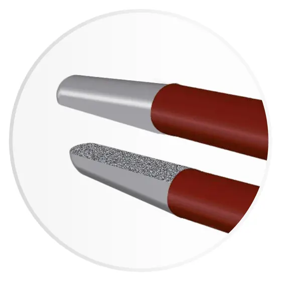 Detailansicht der metallischen Standardspitze einer roten bipolaren Pinzette mit geriffelter Innenoberfläche vor weißem Hintergrund.