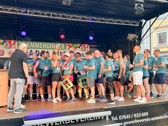 Sutter-Team-Stadtlauf-Emmendingen-2024-Siegerehrung.jpg Das Sutter-Team feiert bei der Siegerehrung des Emmendinger Stadtlaufs 2024 – Teamgeist, Sport und Zusammenhalt stehen im Fokus.