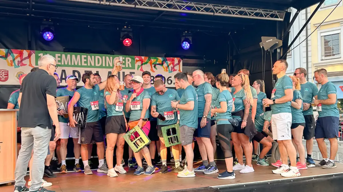 Sutter-Team-Stadtlauf-Emmendingen-2024-Siegerehrung.jpg Das Sutter-Team feiert bei der Siegerehrung des Emmendinger Stadtlaufs 2024 – Teamgeist, Sport und Zusammenhalt stehen im Fokus.
