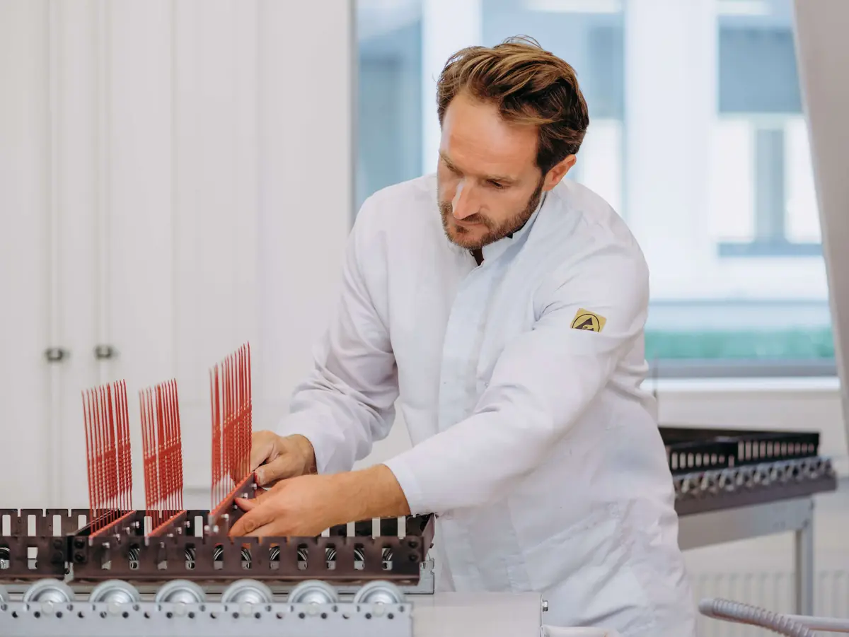 sutter-beschichtung.jpg Mitarbeiter von Sutter Medizintechnik beschichtet chirurgische Instrumente – Präzision bis ins Detail